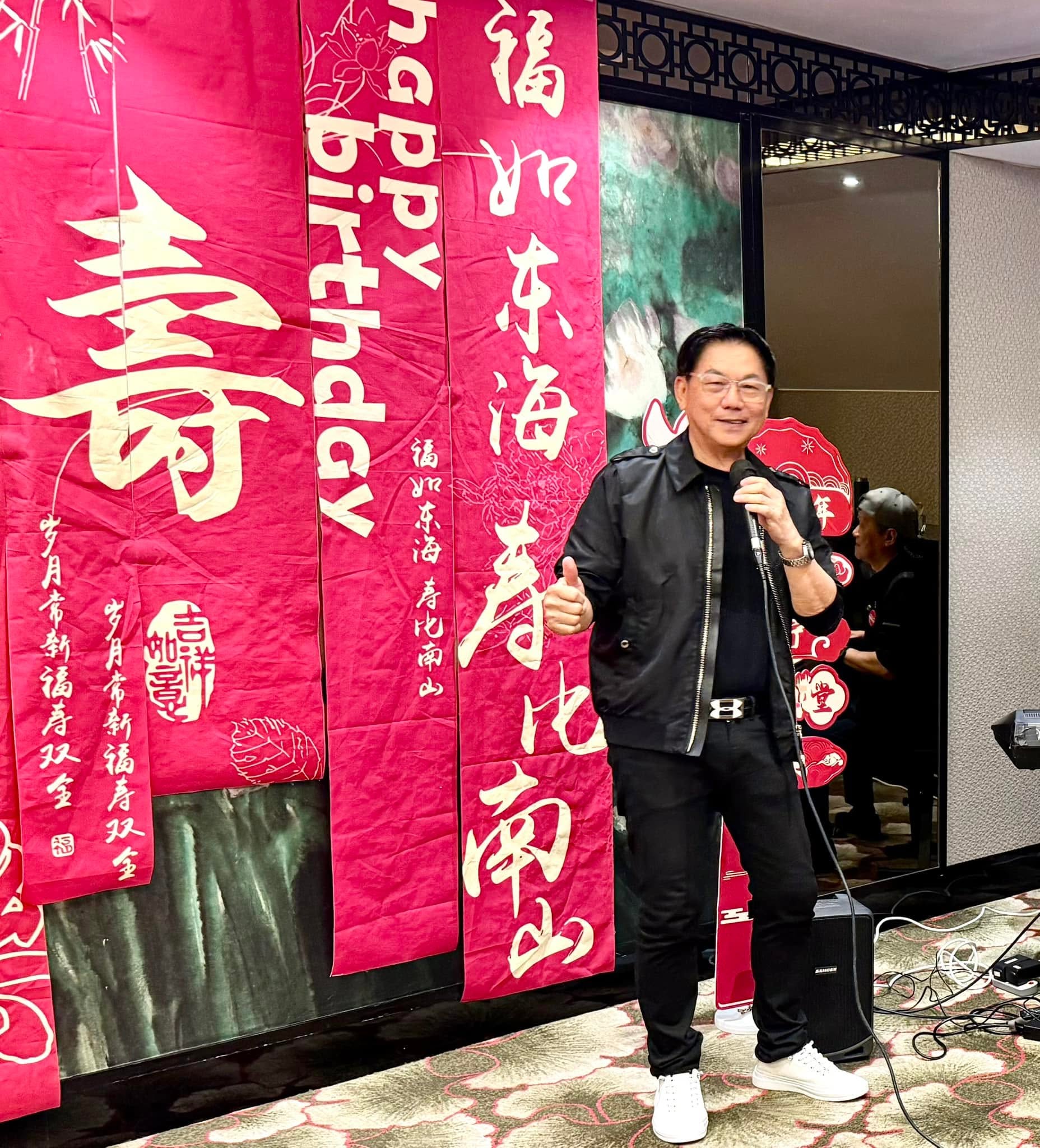 Gim Hong performing live