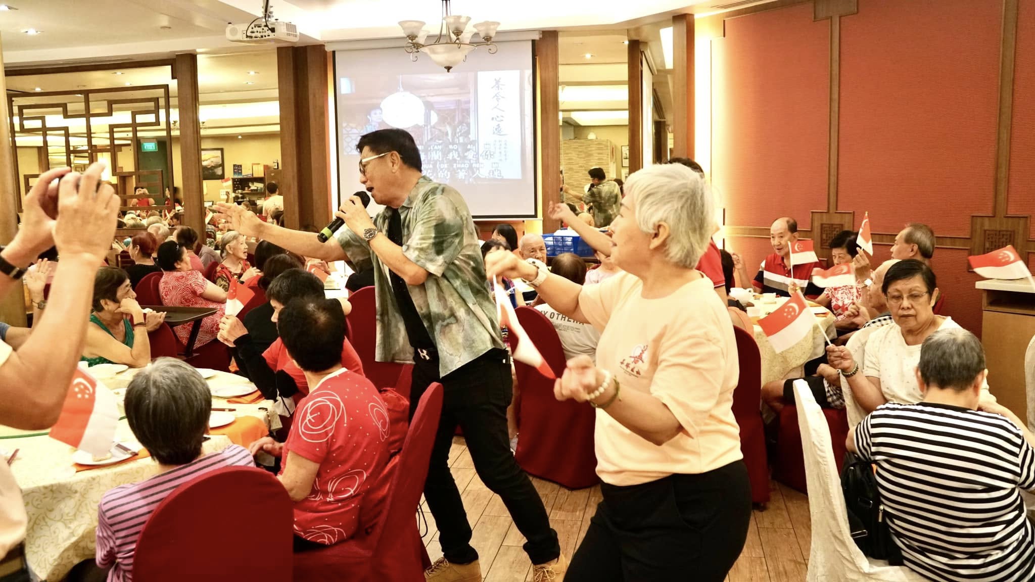 Gim Hong performing live