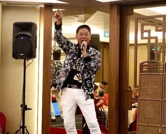 Gim Hong performing live