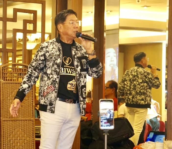 Gim Hong performing live
